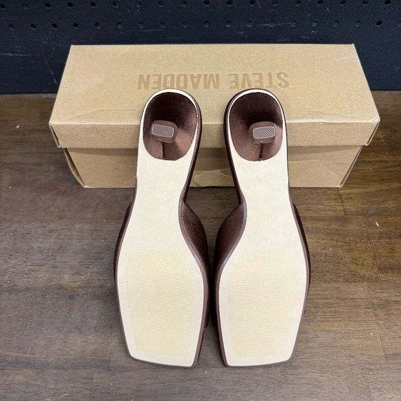 New W/ Box! Women's Steve Madden Joanie Brown Satin Short Kitten Heels Size 7 - Picture 5 of 5